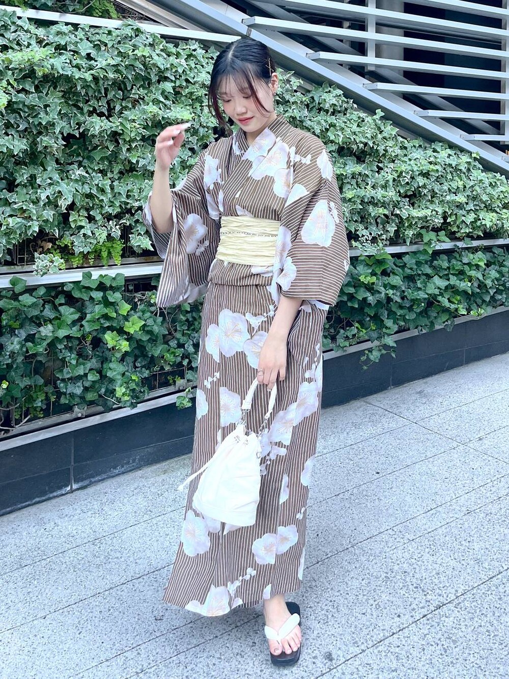 ホワイト系のショルダーバッグ、ホワイト系のキャミソール、シルバー系のリングを着用したレディースの夏コーディネートの7枚目の写真