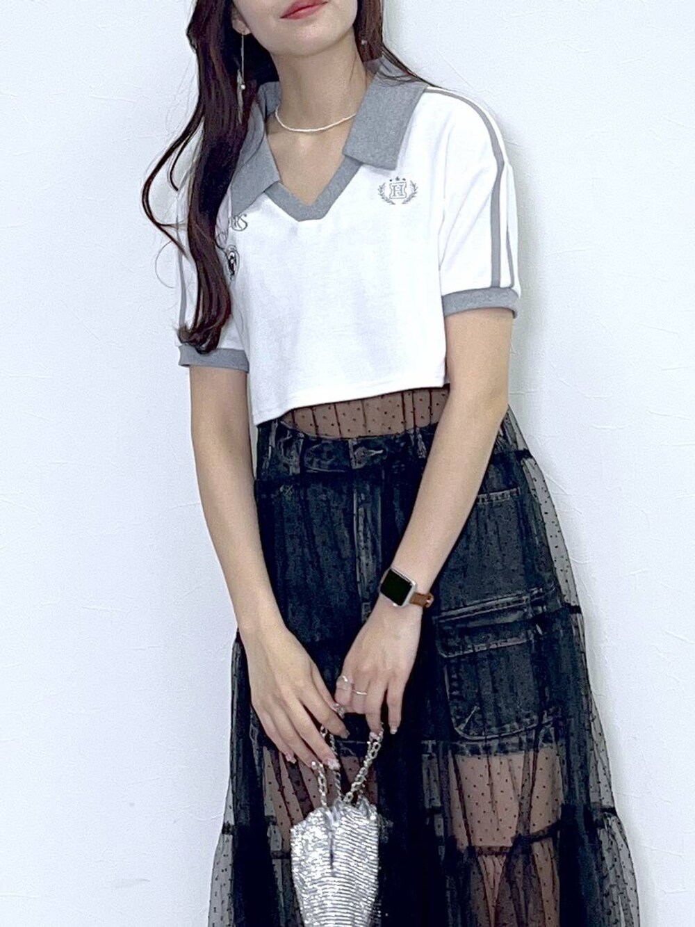 ブラック系のワンピース、ブラック系のブーツ、ブラック系のデニムスカートを着用したレディースの春コーディネートの4枚目の写真