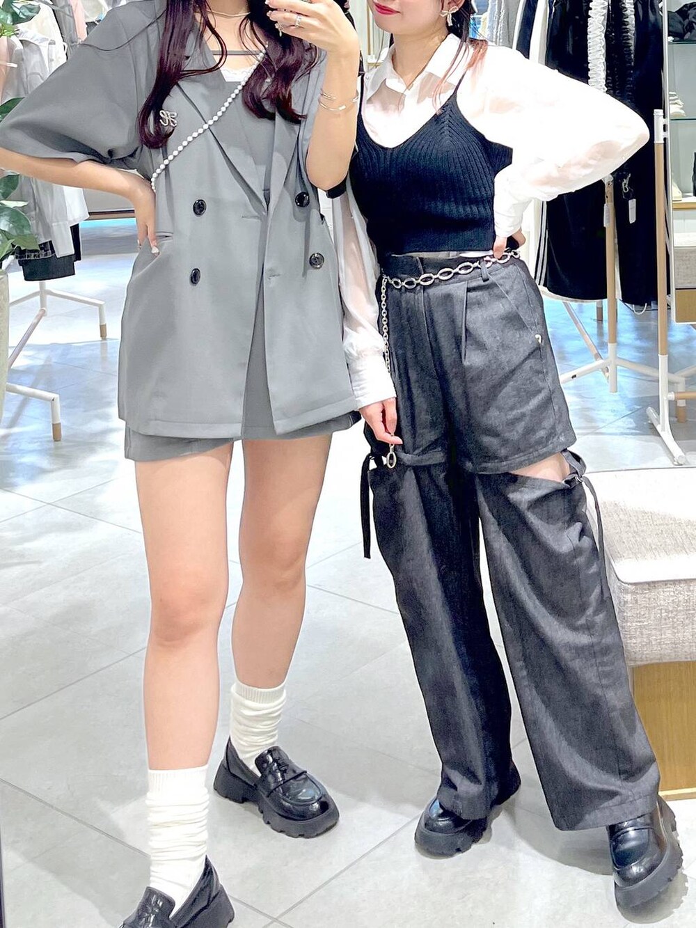 ブラック系のスラックス、ブラック系のシャツ/ブラウス、グレー系のワンピースを着用したレディースの春コーディネートの3枚目の写真