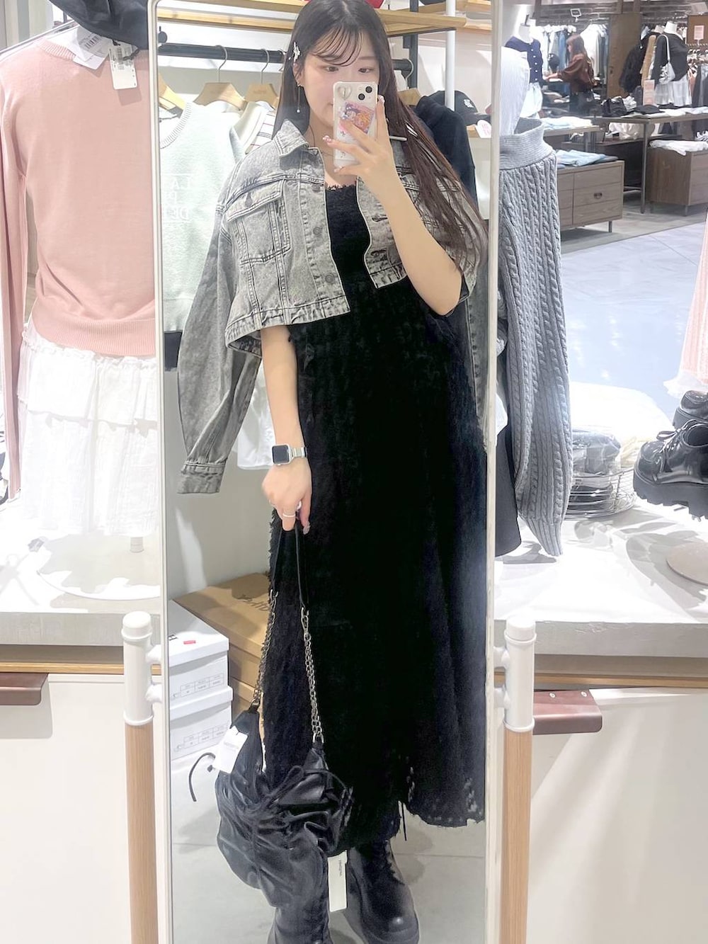 ホワイト系のキャミソール、ブラック系のショルダーバッグ、ブラック系のブーツを着用したレディースの春コーディネートの3枚目の写真