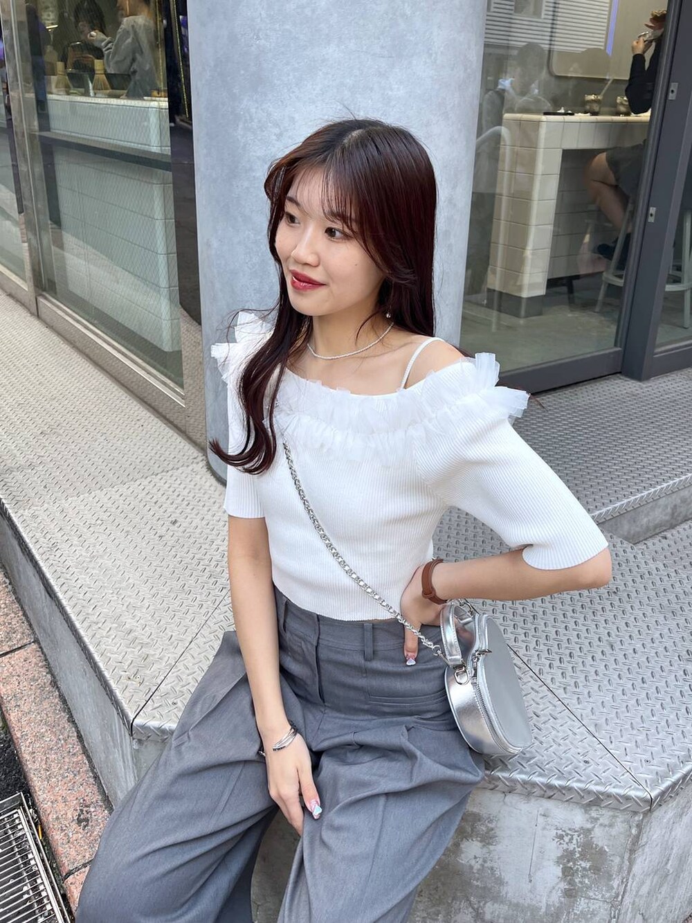 ホワイト系のショルダーバッグ、シルバー系のショルダーバッグ、ブラック系のローファーを着用したレディースの春コーディネートの3枚目の写真