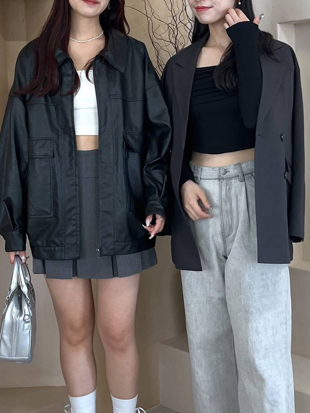 ブラック系のスニーカー、グレー系のデニムパンツ、シルバー系のパンプスを着用したレディースの秋コーディネートの5枚目の写真