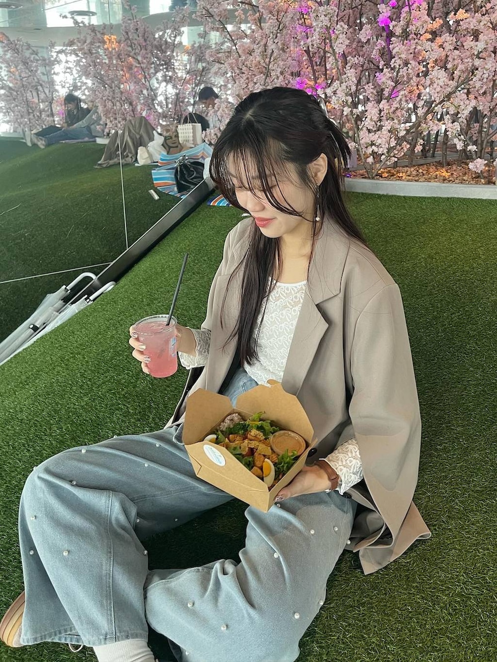 ブルー系のその他トップス、ホワイト系のキャミソール、ホワイト系のTシャツ/カットソーを着用したレディースの春コーディネートの3枚目の写真