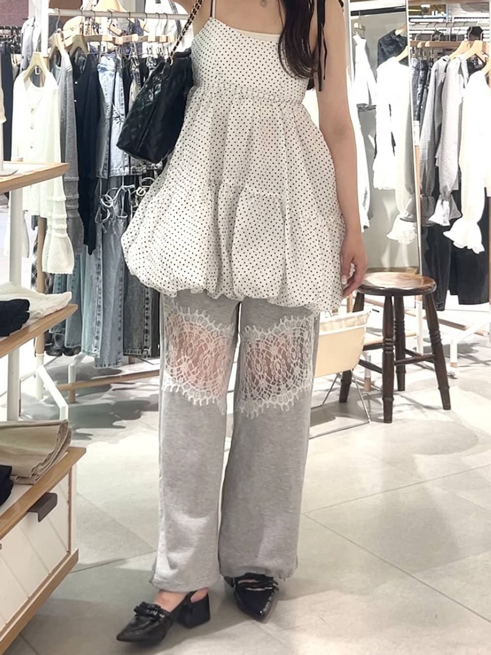 ホワイト系のキャミソール、ブラック系のパンプス、ホワイト系のワンピースを着用したレディースの春コーディネートの7枚目の写真