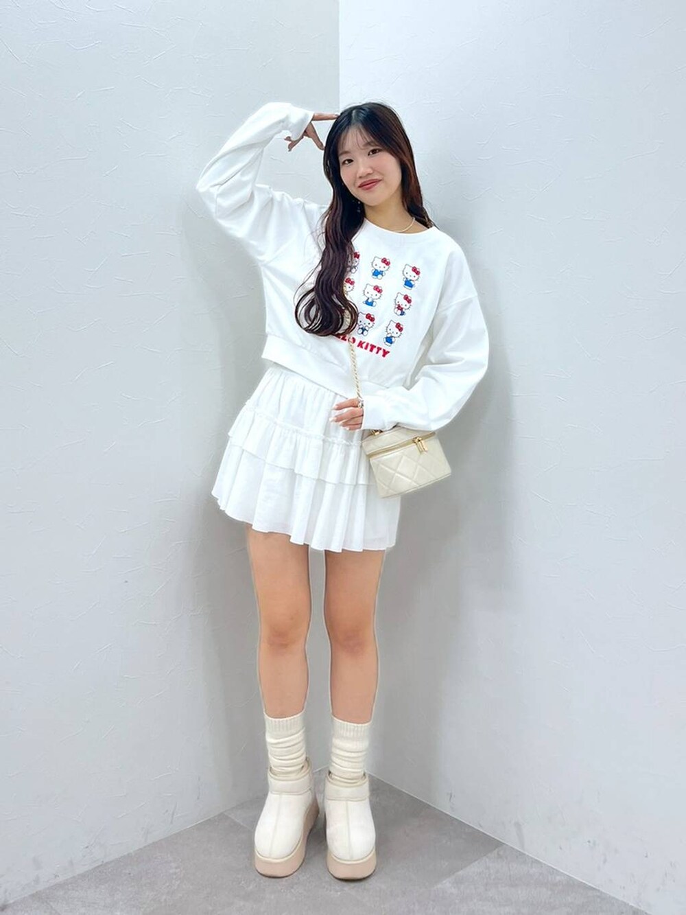 ホワイト系のTシャツ/カットソー、ホワイト系のショルダーバッグ、ホワイト系のブーツを着用したレディースの秋コーディネートの3枚目の写真