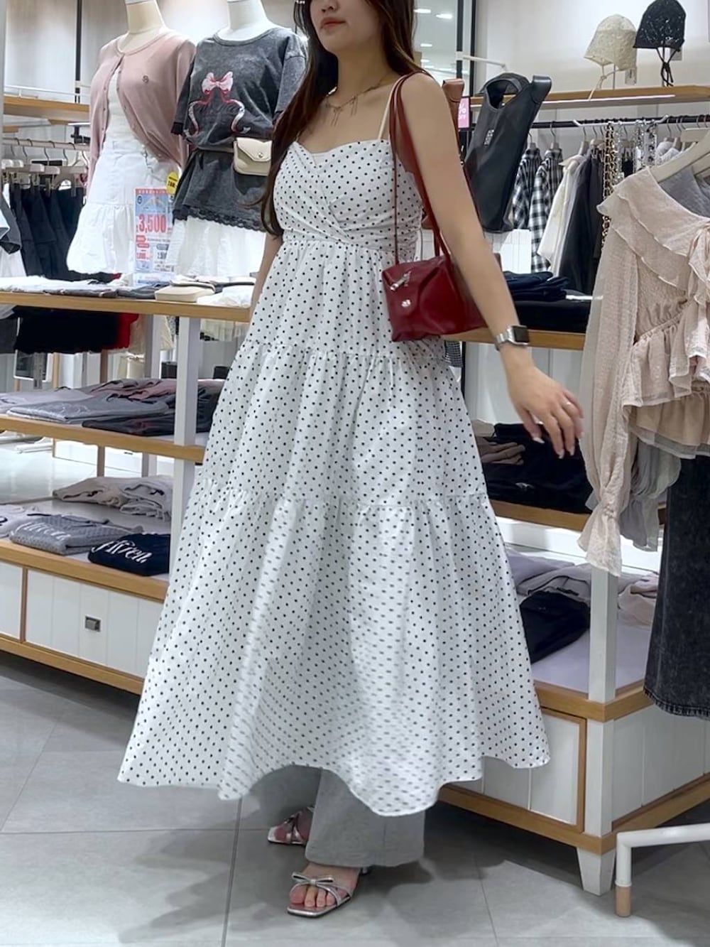 ホワイト系のキャミソール、シルバー系のサンダル、レッド系のボストンバッグを着用したレディースの春コーディネートの8枚目の写真