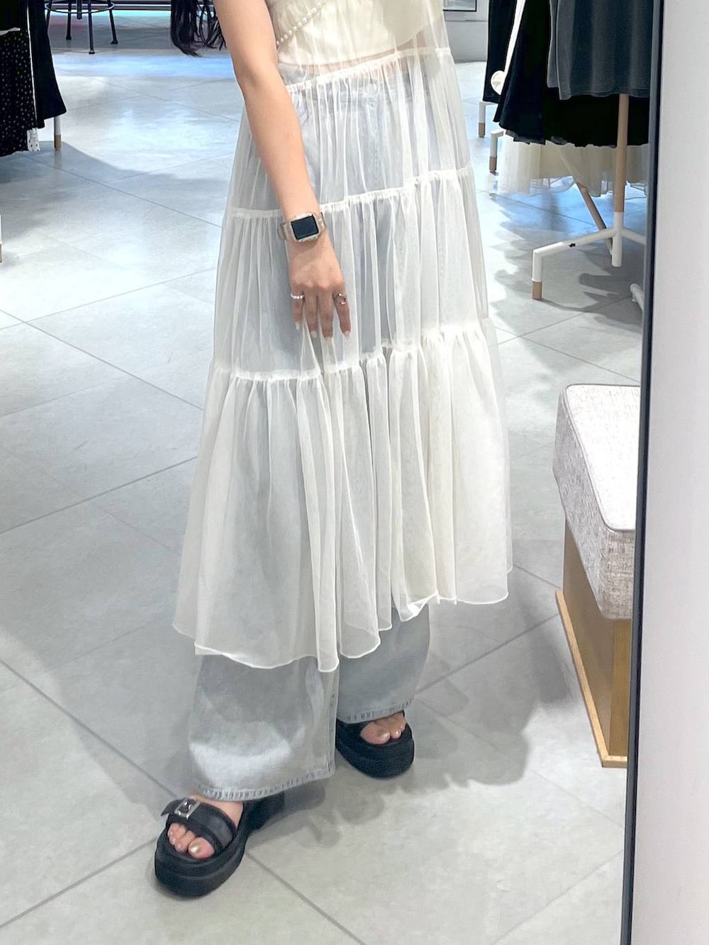 ホワイト系のワンピース、ホワイト系のキャミソール、ブルー系のデニムパンツを着用したレディースの夏コーディネートの8枚目の写真