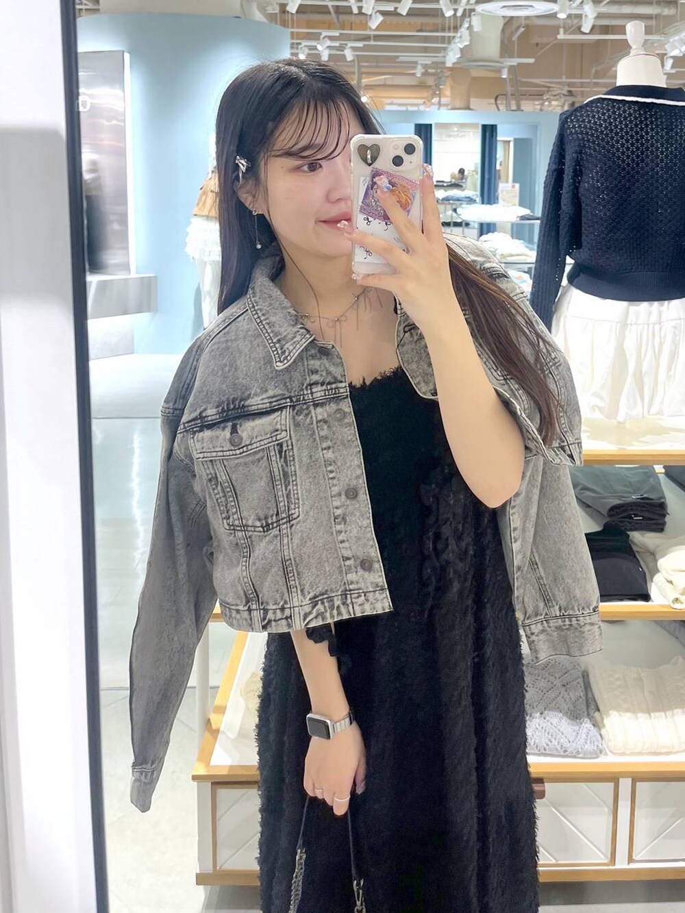 ホワイト系のキャミソール、ブラック系のショルダーバッグ、ブラック系のブーツを着用したレディースの春コーディネートの5枚目の写真