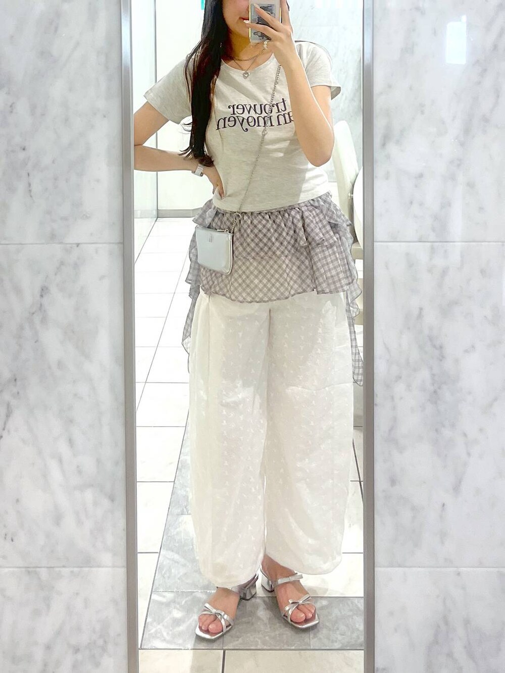 ホワイト系のキャミソール、シルバー系のサンダル、ホワイト系のその他パンツを着用したレディースの夏コーディネートの6枚目の写真