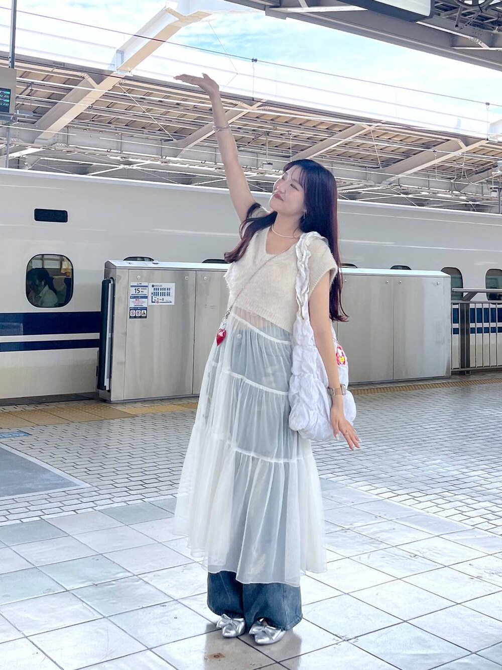 ホワイト系のシャツ/ブラウス、ホワイト系のワンピース、ホワイト系のキャミソールを着用したレディースの夏コーディネートの4枚目の写真