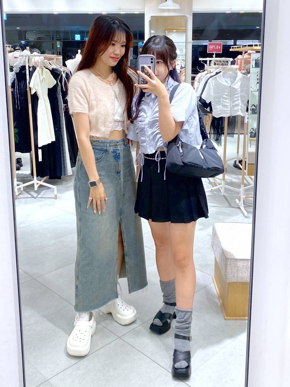 ブラック系のサンダル、ピンク系のカーディガン/ボレロ、ホワイト系のキャミソールを着用したレディースの夏コーディネートの5枚目の写真