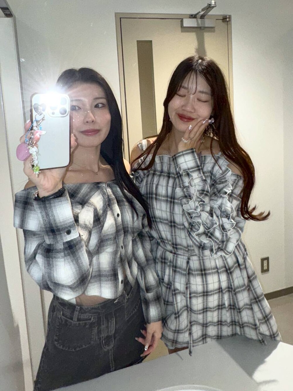 ホワイト系のキャミソール、ブラック系のデニムスカート、ブラウン系のショルダーバッグを着用したレディースの春コーディネートの9枚目の写真