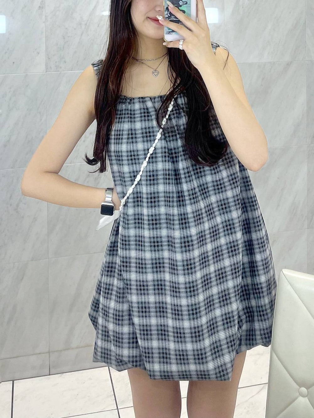 ホワイト系のキャミソール、グレー系のワンピース、シルバー系のネックレスを着用したレディースの夏コーディネートの3枚目の写真