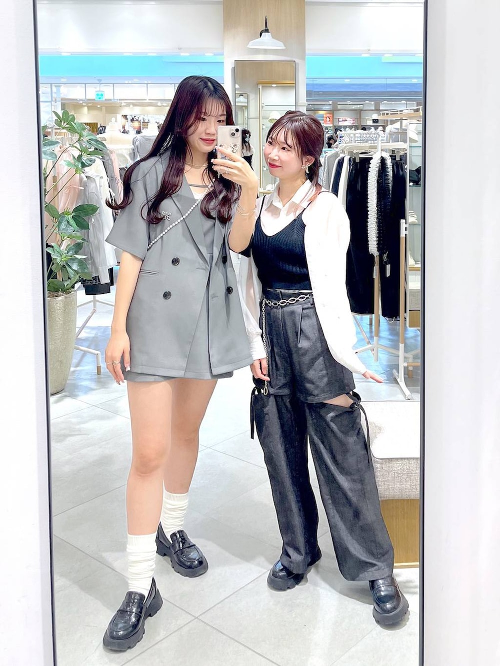 ブラック系のスラックス、ブラック系のシャツ/ブラウス、グレー系のワンピースを着用したレディースの春コーディネートの5枚目の写真