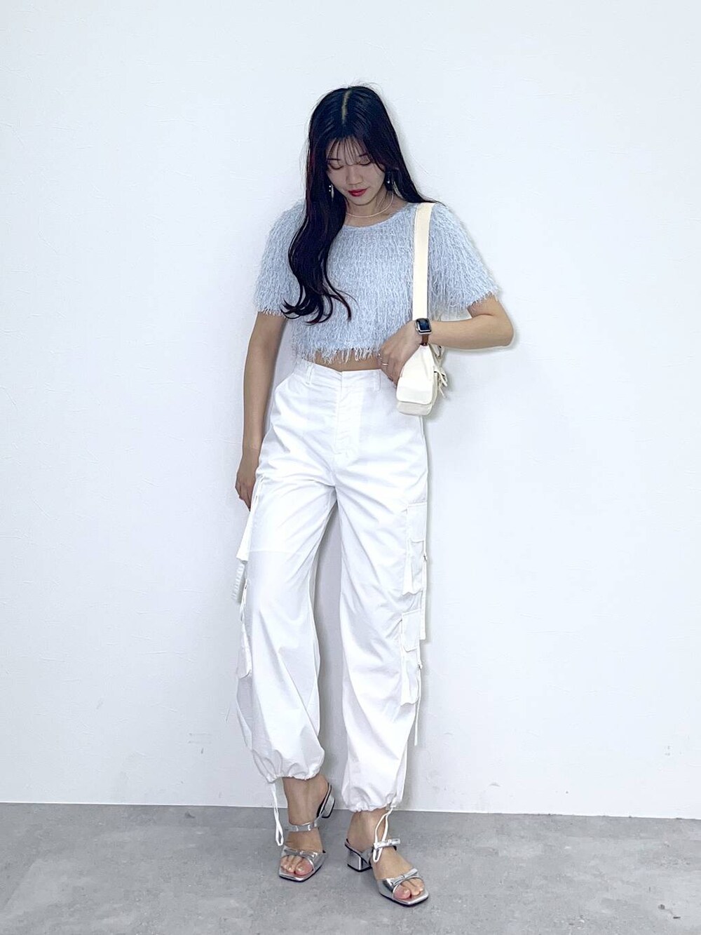 ホワイト系のショルダーバッグ、ホワイト系のキャミソール、ブルー系のTシャツ/カットソーを着用したレディースの春コーディネートの2枚目の写真
