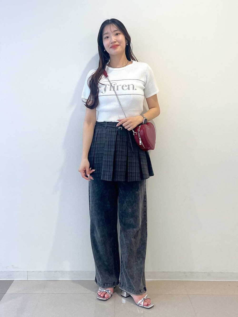 ホワイト系のキャミソール、シルバー系のサンダル、グレー系のスカートを着用したレディースの春コーディネートの2枚目の写真