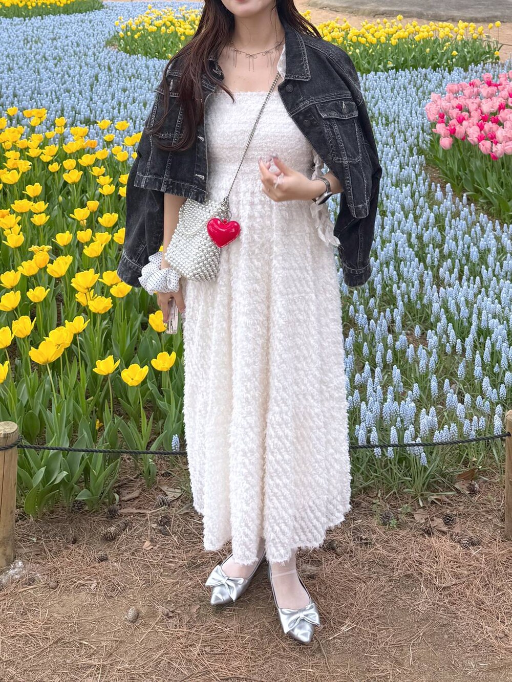 ホワイト系のワンピース、ホワイト系のキャミソール、シルバー系のパンプスを着用したレディースの春コーディネートの5枚目の写真