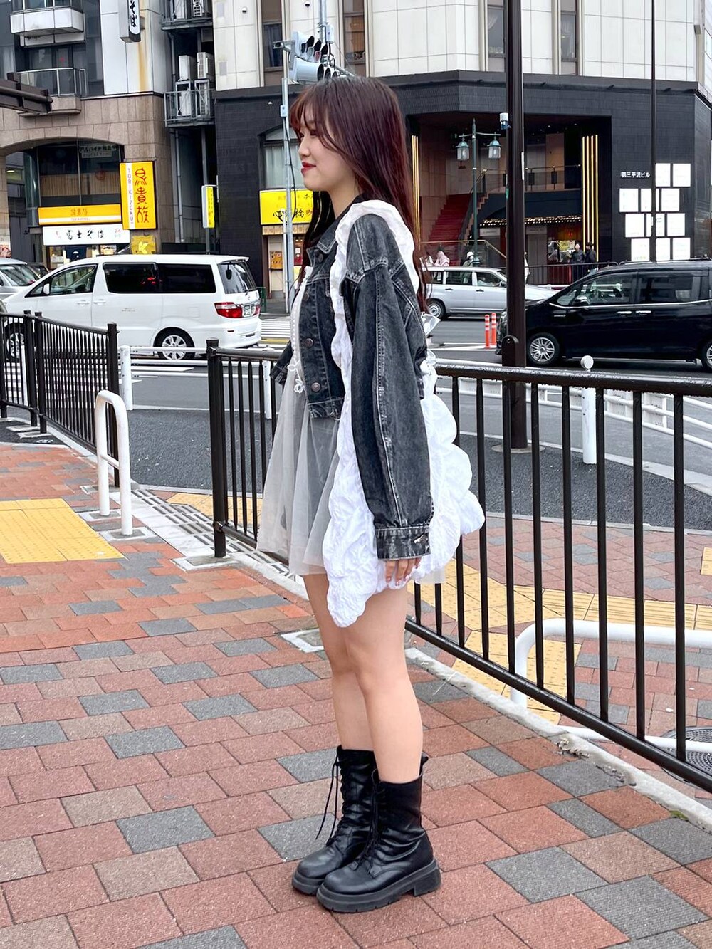 グレー系のワンピース、ホワイト系のキャミソール、ブラック系のブーツを着用したレディースの夏コーディネートの9枚目の写真