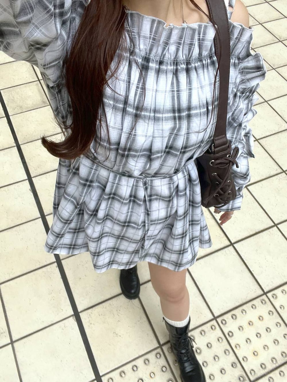 ホワイト系のキャミソール、ブラック系のデニムスカート、ブラウン系のショルダーバッグを着用したレディースの春コーディネートの8枚目の写真