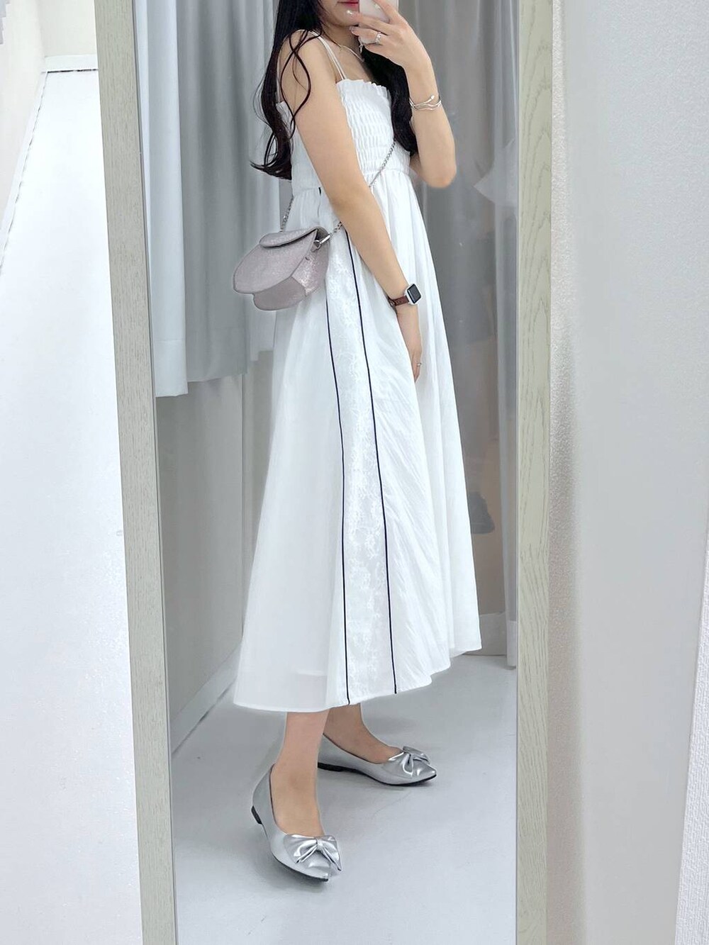 ブラック系のショルダーバッグ、シルバー系のパンプス、ピンク系のショルダーバッグを着用したレディースの春コーディネートの2枚目の写真