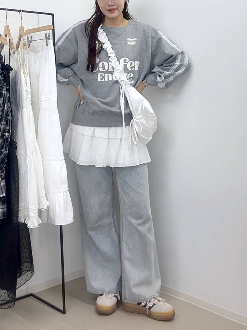 ホワイト系のTシャツ/カットソー、グレー系のスウェット、ブルー系のデニムパンツを着用したレディースの春コーディネートの4枚目の写真