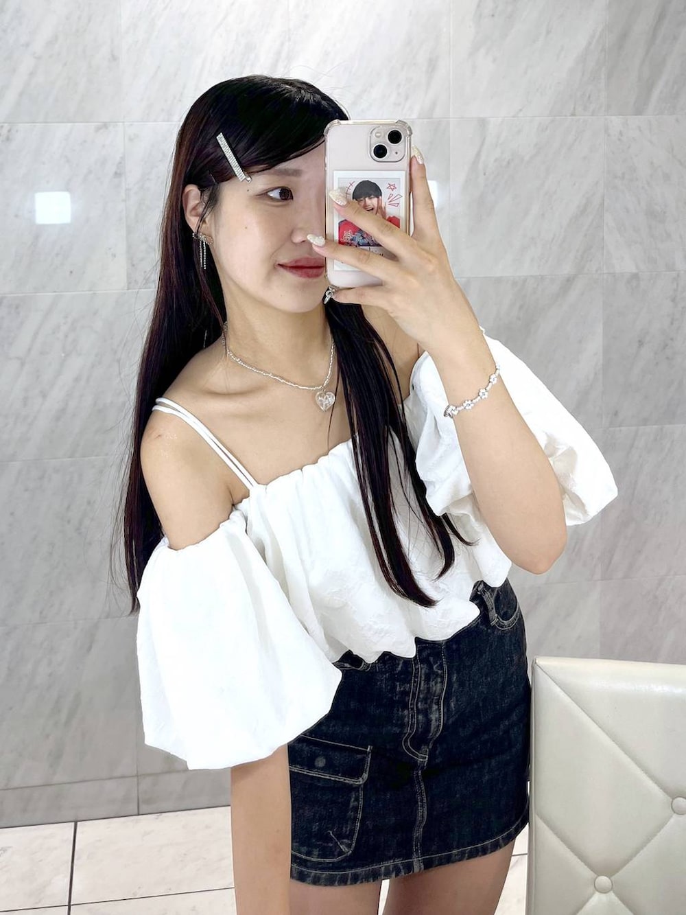 ホワイト系のシャツ/ブラウス、ホワイト系のキャミソール、ブラック系のデニムスカートを着用したレディースの夏コーディネートの4枚目の写真