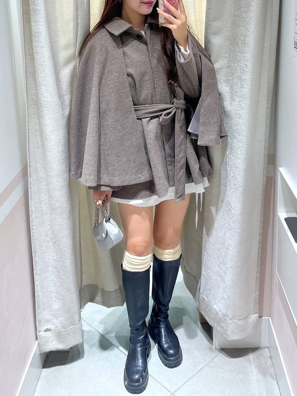 ブラウン系のステンカラーコート、ホワイト系のTシャツ/カットソー、ピンク系のカーディガン/ボレロを着用したレディースの秋コーディネートの6枚目の写真