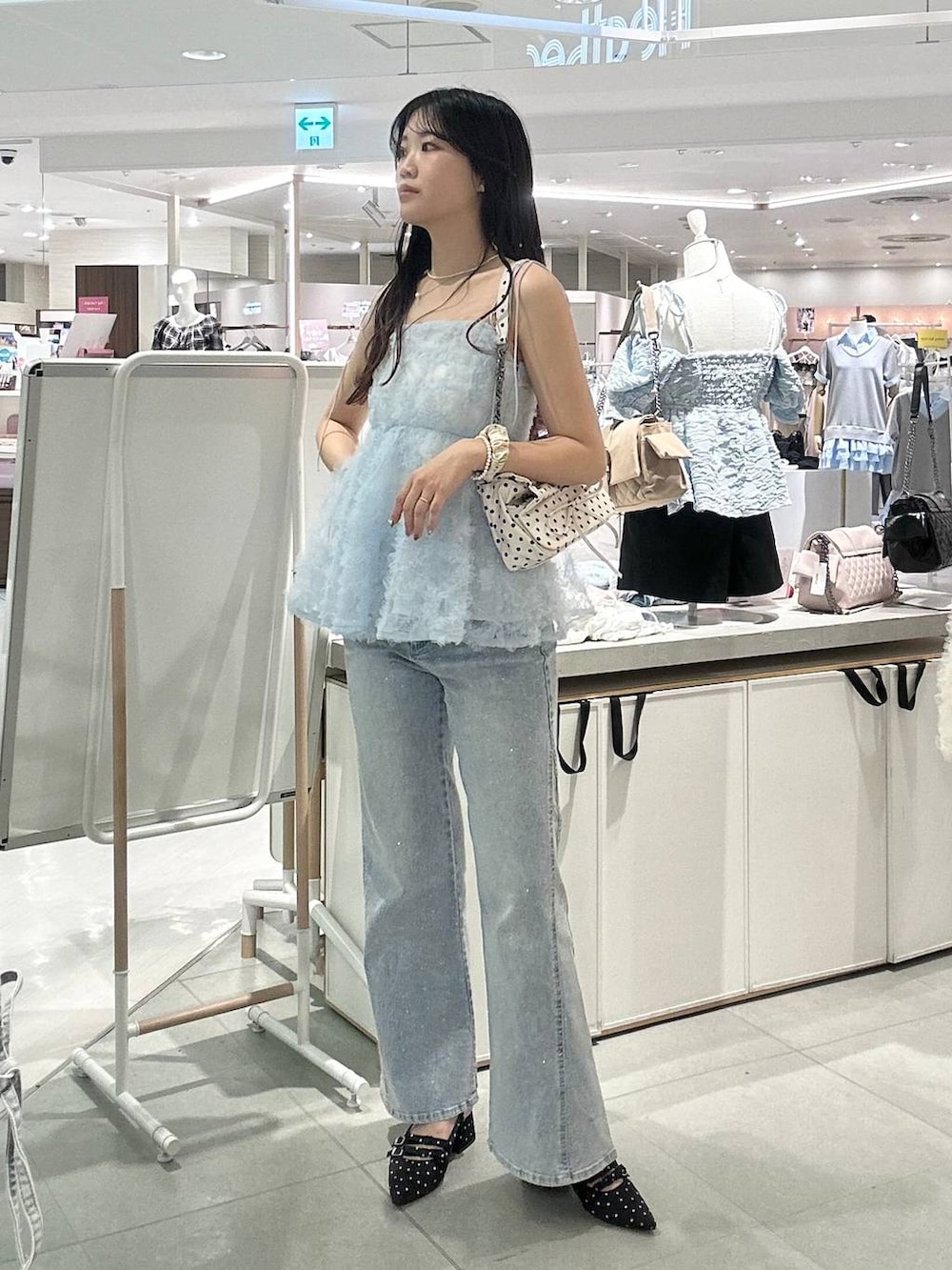 その他のショルダーバッグ、ブラック系のパンプス、ブルー系のキャミソールを着用したレディースの春コーディネートの3枚目の写真