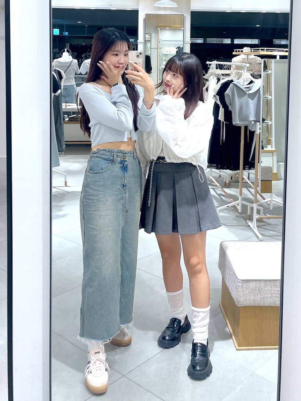 ブルー系のカーディガン/ボレロ、ホワイト系のブルゾン、ブラック系のローファーを着用したレディースの夏コーディネートの7枚目の写真