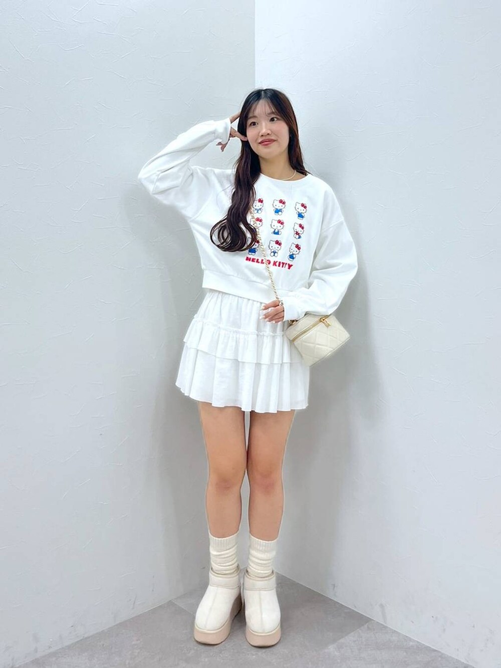 ホワイト系のTシャツ/カットソー、ホワイト系のショルダーバッグ、ホワイト系のブーツを着用したレディースの秋コーディネートの5枚目の写真