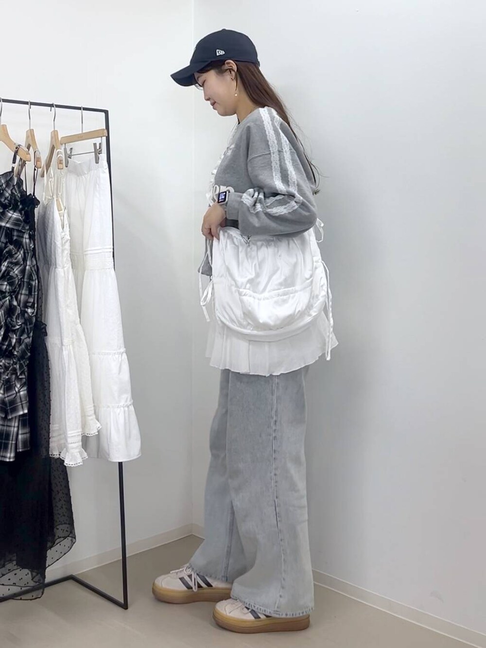 ホワイト系のTシャツ/カットソー、グレー系のスウェット、ブルー系のデニムパンツを着用したレディースの春コーディネートの7枚目の写真