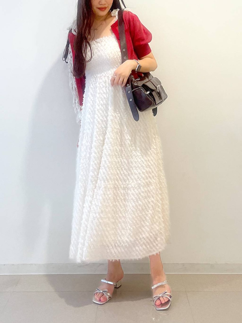 シルバー系のサンダル、ホワイト系のワンピース、レッド系のカーディガン/ボレロを着用したレディースの春コーディネートの6枚目の写真
