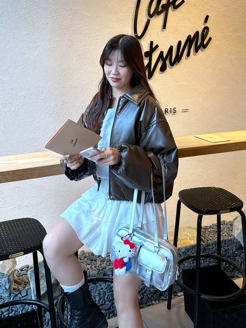 ホワイト系のTシャツ/カットソー、シルバー系のショルダーバッグ、ブルー系のニット/セーターを着用したレディースの冬コーディネートの5枚目の写真