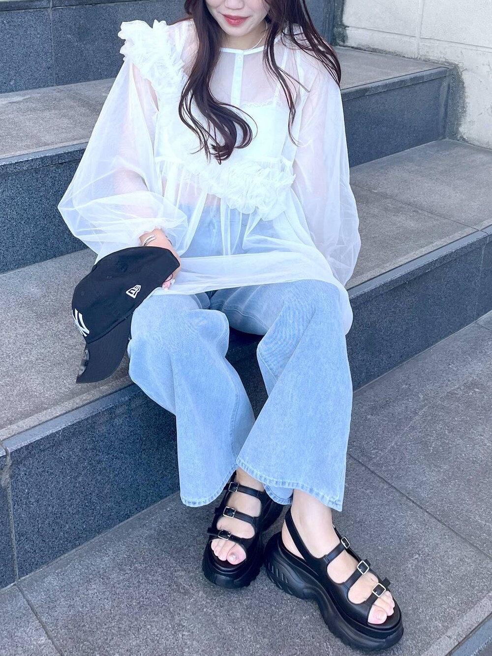 ホワイト系のシャツ/ブラウス、ブルー系のデニムパンツ、ホワイト系のキャミソールを着用したレディースの春コーディネートの4枚目の写真