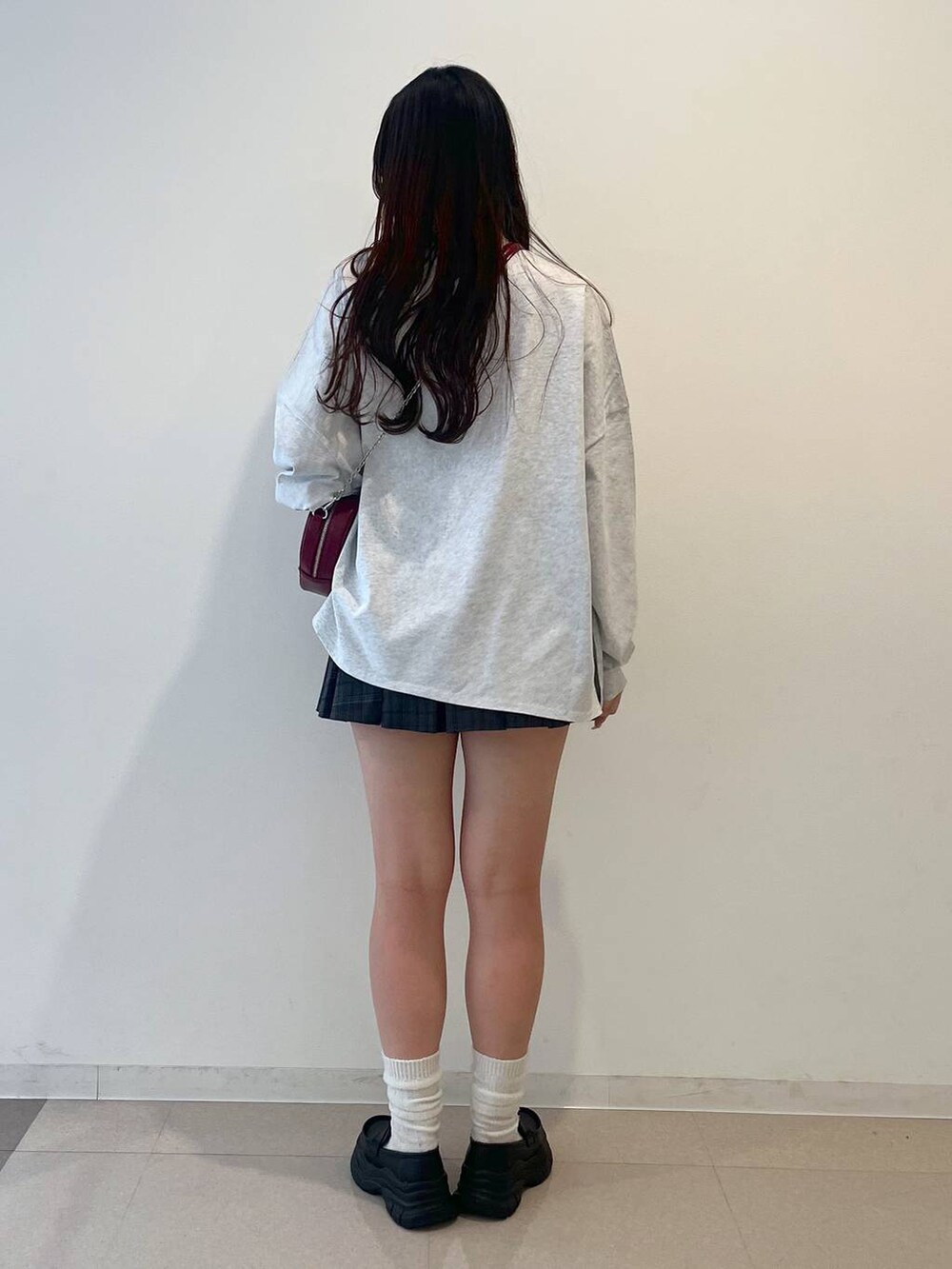 ベージュ系のTシャツ/カットソー、ホワイト系のキャミソール、ブラック系のローファーを着用したレディースの春コーディネートの5枚目の写真