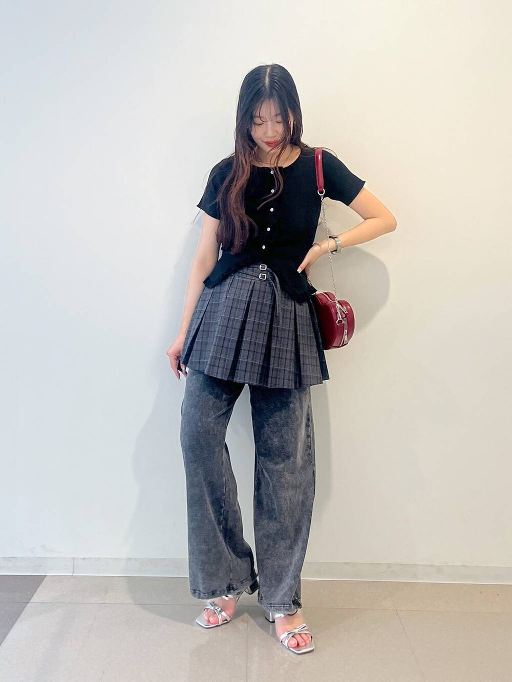 ホワイト系のキャミソール、シルバー系のサンダル、グレー系のスカートを着用したレディースの春コーディネートの6枚目の写真