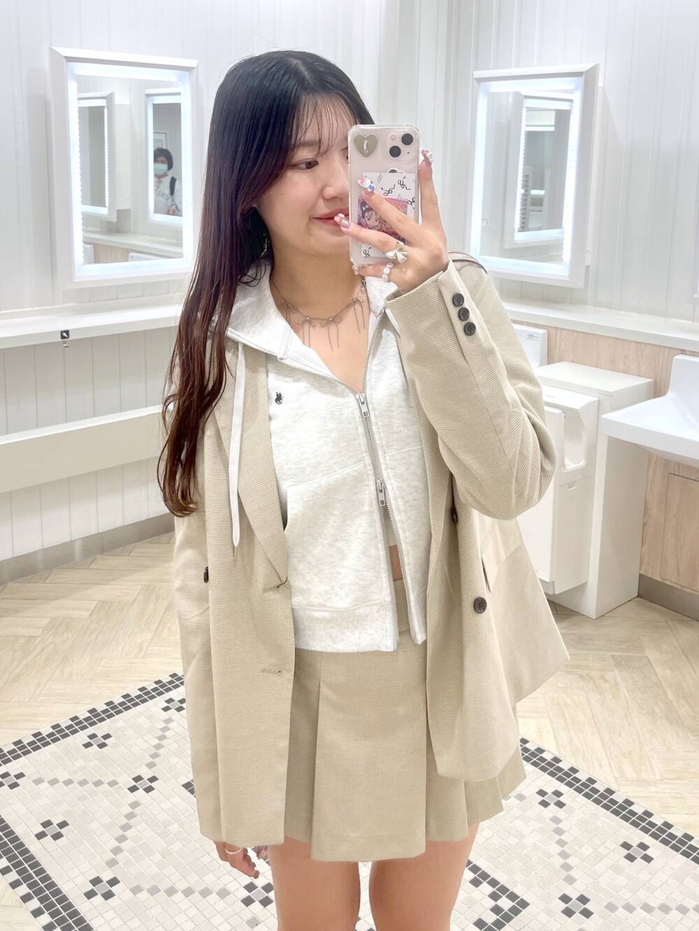 ホワイト系のキャミソール、ブラック系のローファー、ベージュ系のパーカーを着用したレディースの春コーディネートの2枚目の写真