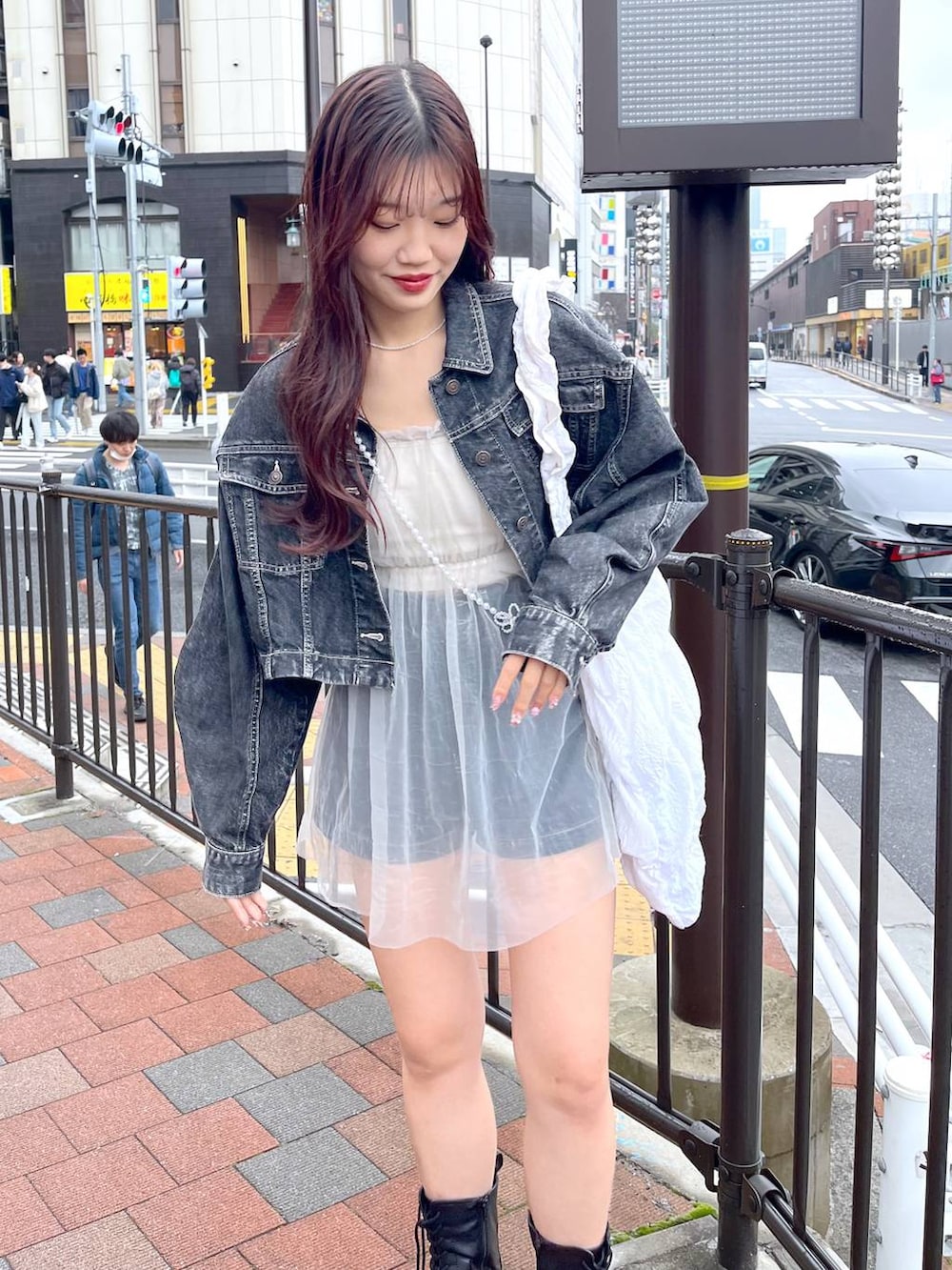 グレー系のワンピース、ホワイト系のキャミソール、ブラック系のブーツを着用したレディースの夏コーディネートの4枚目の写真