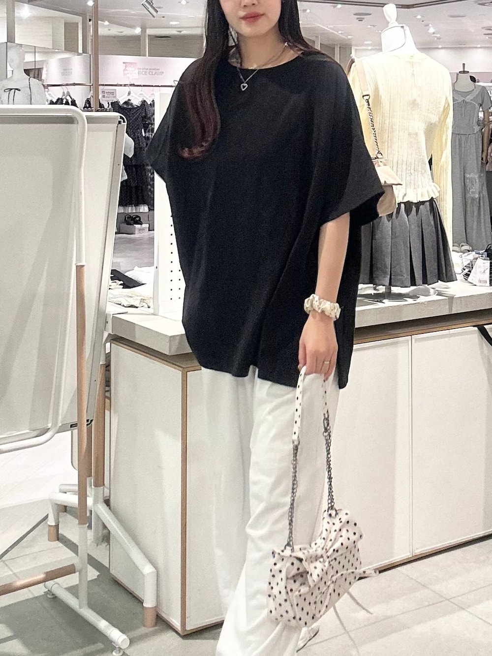 その他のショルダーバッグ、ホワイト系のキャミソール、ブラック系のTシャツ/カットソーを着用したレディースの夏コーディネートの7枚目の写真