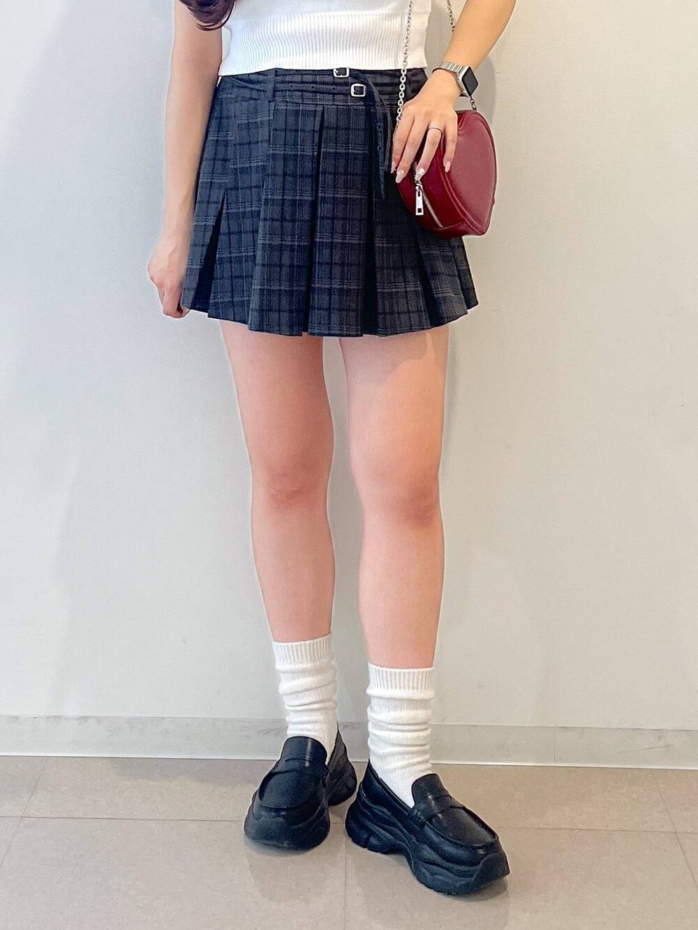 ホワイト系のキャミソール、ブラック系のローファー、グレー系のスカートを着用したレディースの夏コーディネートの7枚目の写真