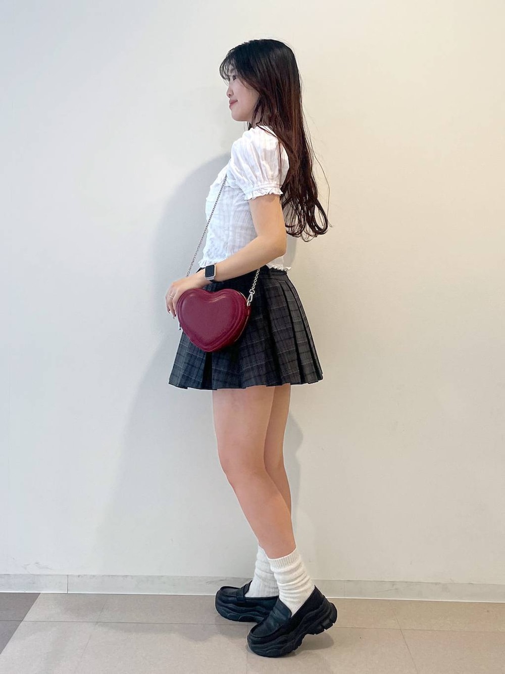 ホワイト系のキャミソール、ブラック系のローファー、グレー系のスカートを着用したレディースの春コーディネートの3枚目の写真