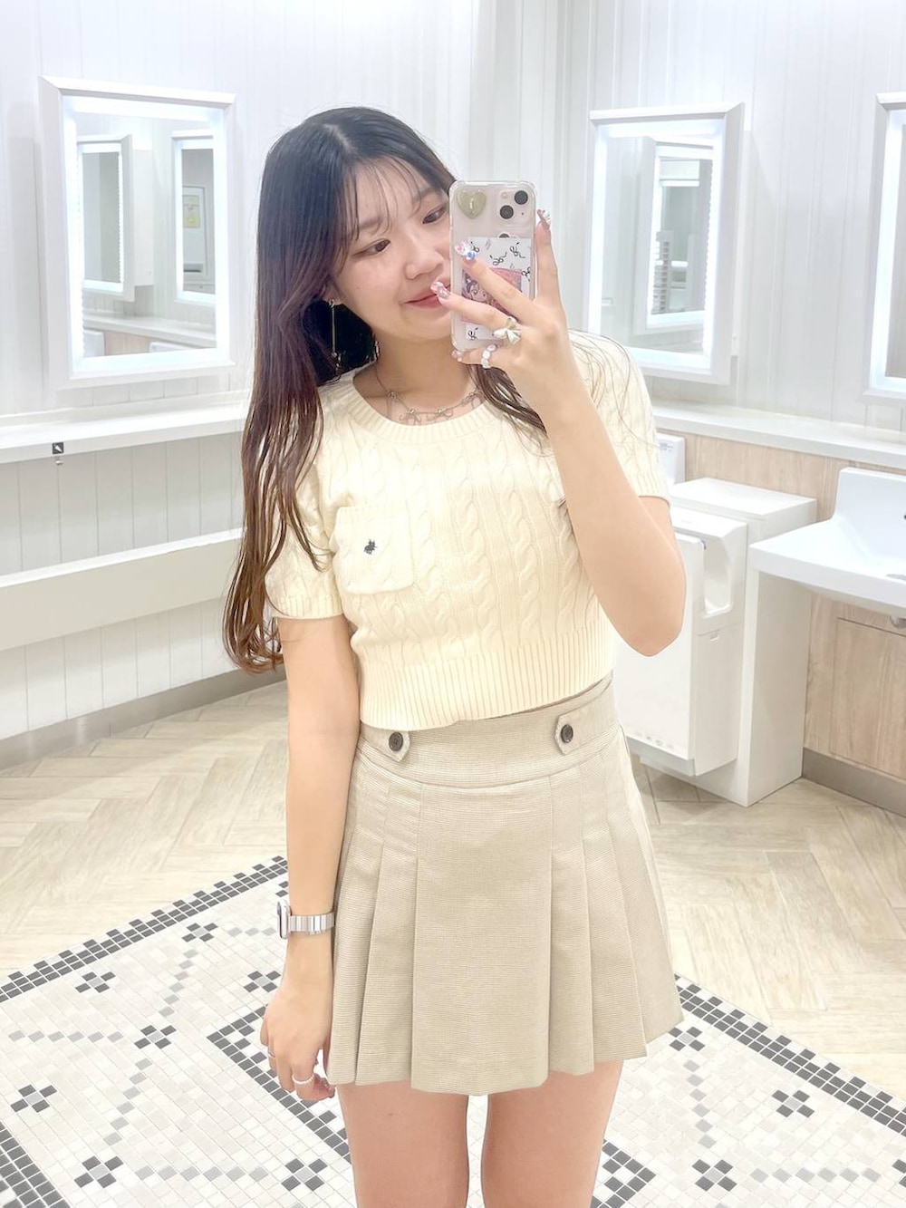 ホワイト系のキャミソール、ブラック系のローファー、ベージュ系のスカートを着用したレディースの春コーディネートの5枚目の写真