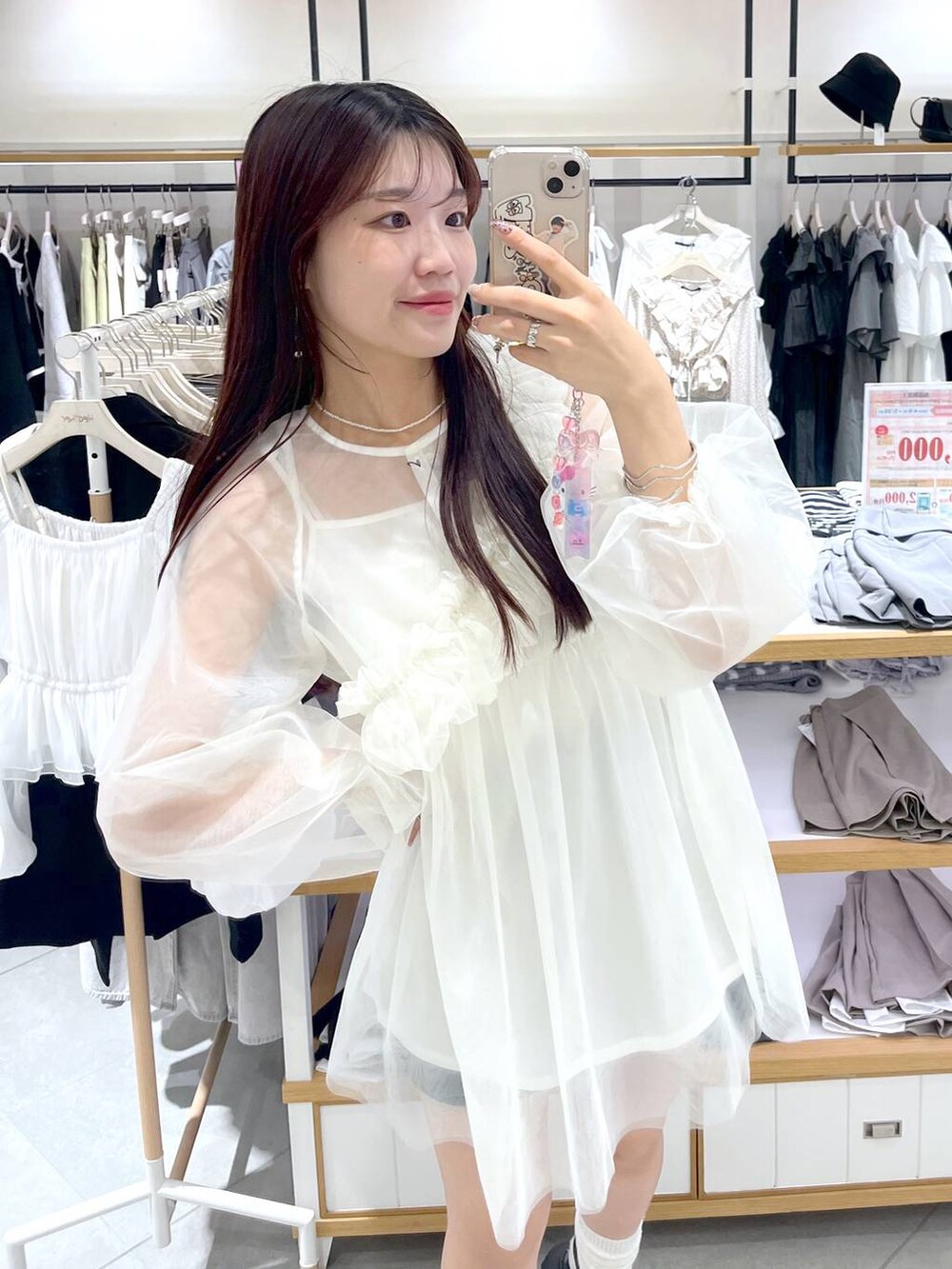 ホワイト系のシャツ/ブラウス、ブラック系のその他パンツ、ホワイト系のキャミソールを着用したレディースの春コーディネートの2枚目の写真