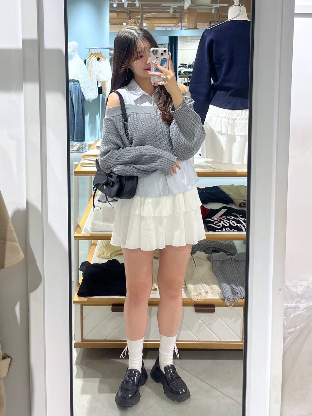 ブラック系のショルダーバッグ、ホワイト系のキャミソール、ブラック系のローファーを着用したレディースの春コーディネートの6枚目の写真