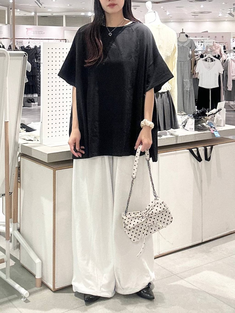 その他のショルダーバッグ、ホワイト系のキャミソール、ブラック系のTシャツ/カットソーを着用したレディースの夏コーディネートの4枚目の写真