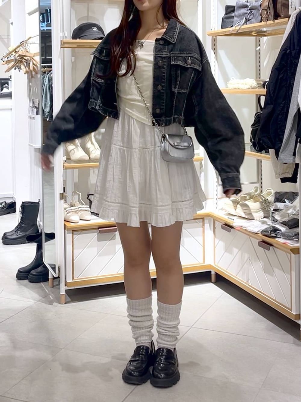 ホワイト系のTシャツ/カットソー、ホワイト系のワンピース、ホワイト系のキャミソールを着用したレディースの秋コーディネートの4枚目の写真