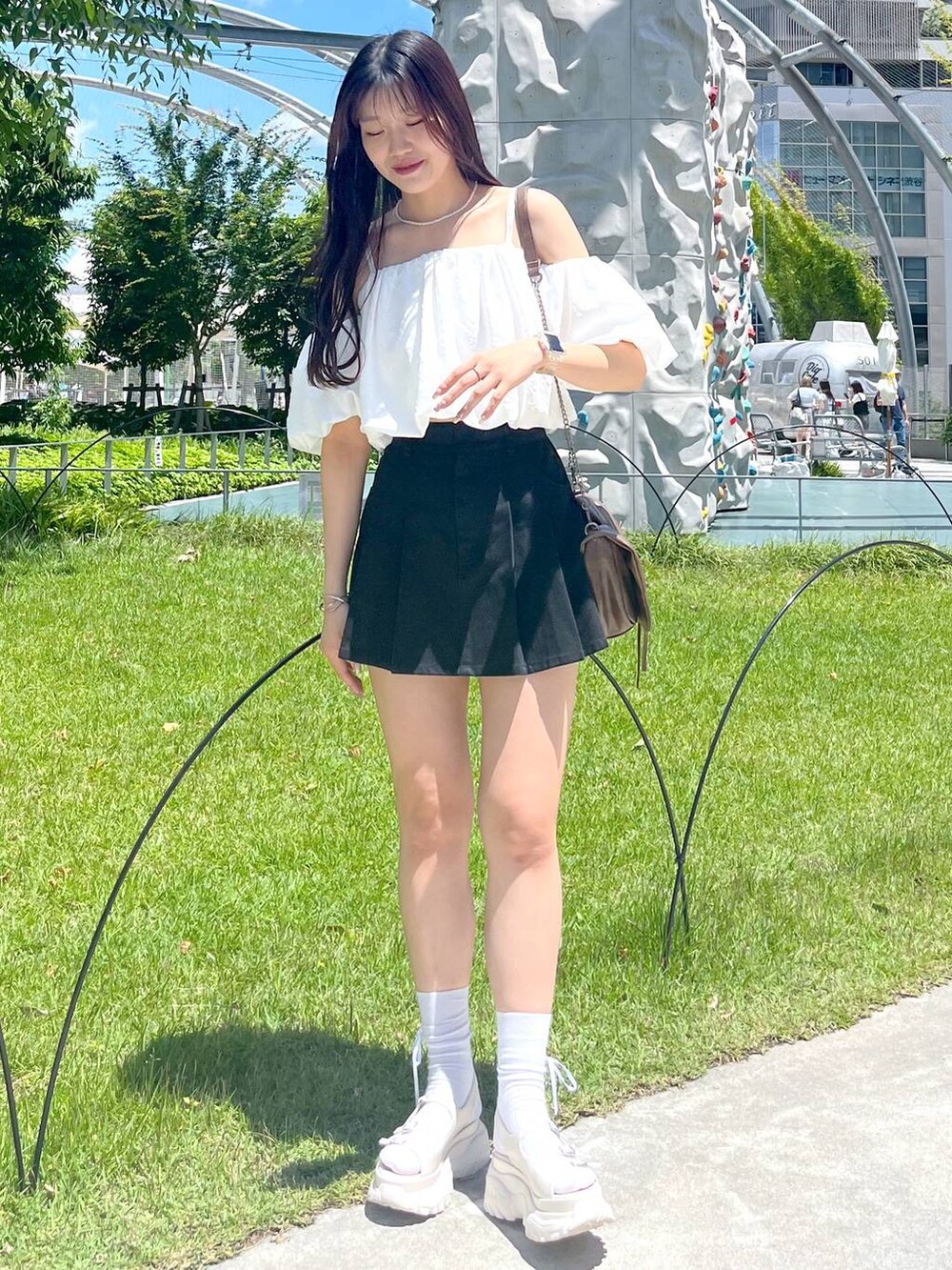 ブラック系のスカート、ホワイト系のシャツ/ブラウス、ホワイト系のキャミソールを着用したレディースの夏コーディネートの5枚目の写真