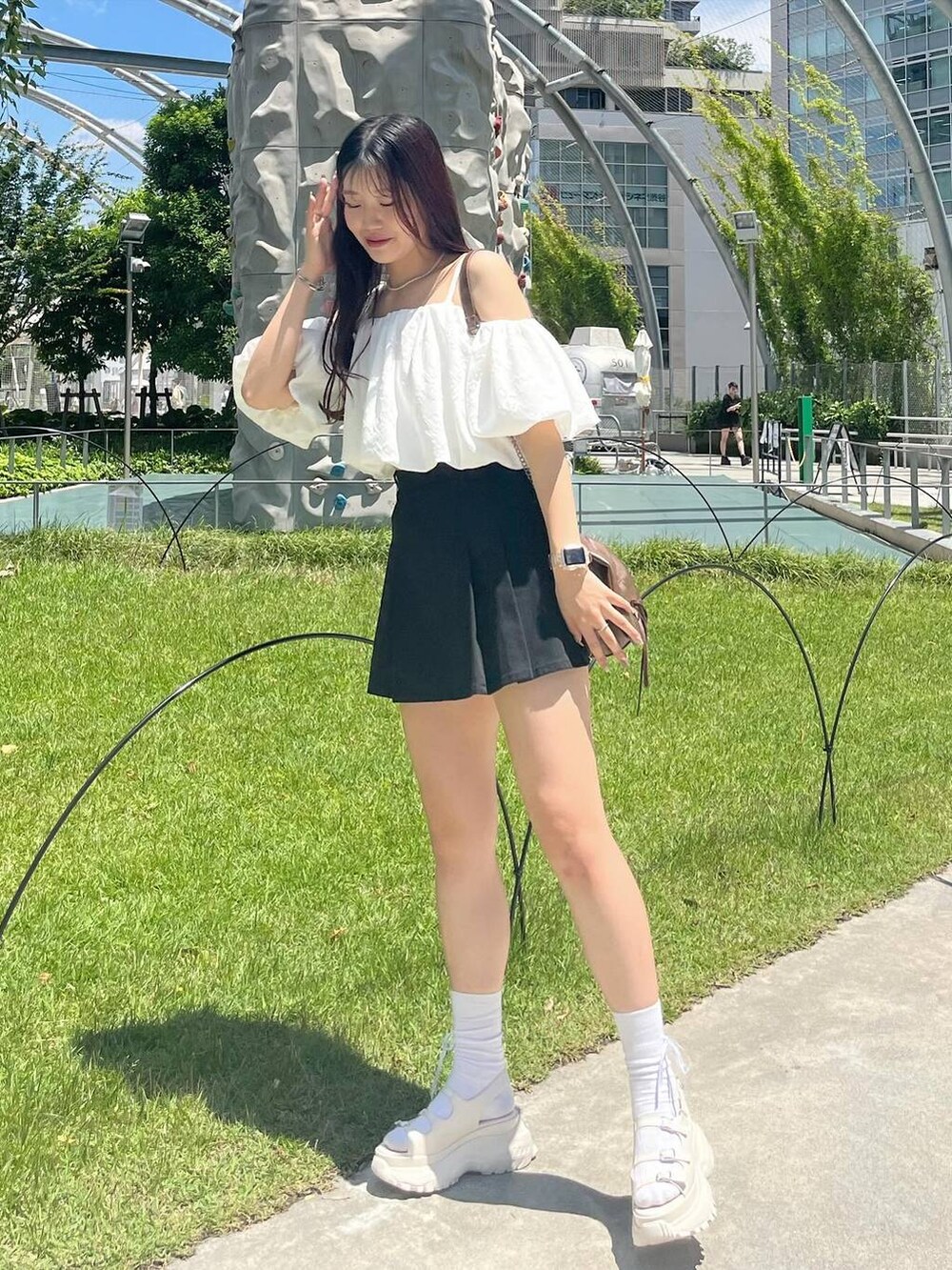 ブラック系のスカート、ホワイト系のシャツ/ブラウス、ホワイト系のキャミソールを着用したレディースの夏コーディネートの6枚目の写真