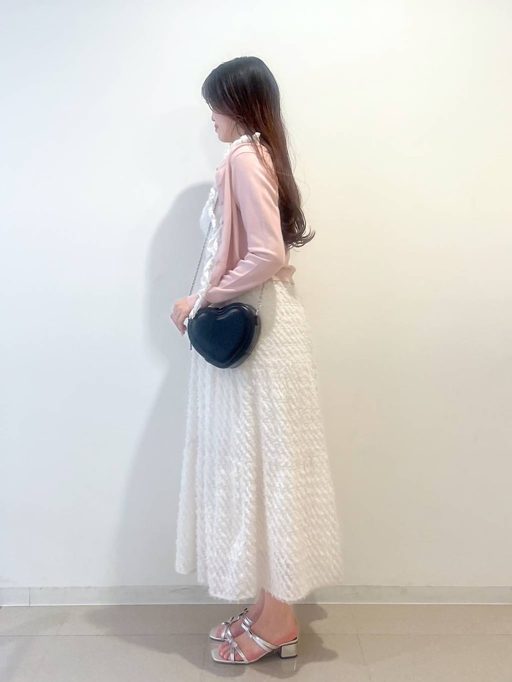 「おでかけ、高身長、フェミニン、着痩せ・細見え、テーマパーク、デート/ロマンティック、春コーデ、夏コーデ、女子会、骨格ウェーブ、旅行、キャミソール、マタニティウェア、Heather、スカート」|「Heatherのメニーリボンネックレス 140210(ネックレス、シルバー系)」を使った、nae🍒さん(レディース・168cm)の春コーディネートの3枚目の写真