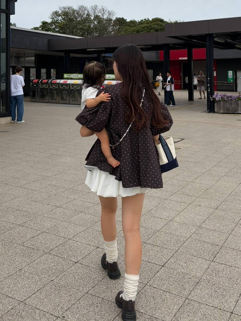 ホワイト系のスカートを着用したレディースの夏コーディネートの2枚目の写真